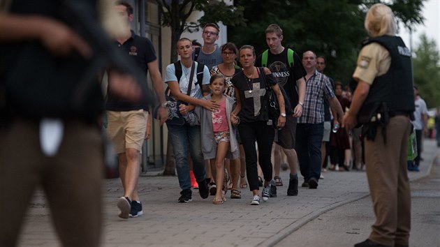 Evakuace lid z okol mnichovskho obchodnho centra Olympia (22. ervence 2016)