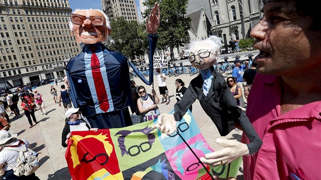 Demonstrace příznivců Bernieho Sanderse ve Filadelfii před začátkem demokratického konventu (24. července 2016)