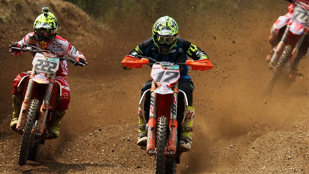 Mistrovstv svta v motokrosu v Lokti.  Jose Butron a  Antonio Cairoli (vpravo).