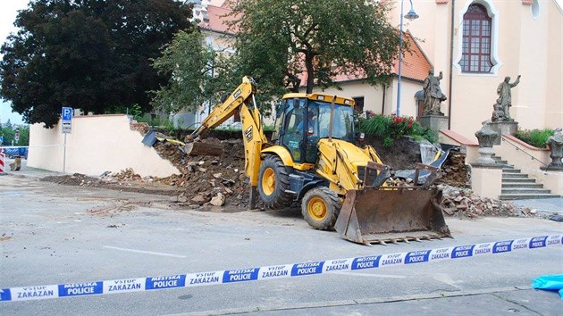 kodu v dech milion korun zpsobil v noci na 24. ervence pvalov d隝 v Tn nad Vltavou na eskobudjovicku. Poniil nmst, plovrnu a kulturn dm, informovala esk televize. Starosta msta Milan norek TK ekl, e voda poniila kanalizaci, na nkterch mstech i komunikaci. Na snmku je zcen oprn ze pod kostelem svatho Jakuba.