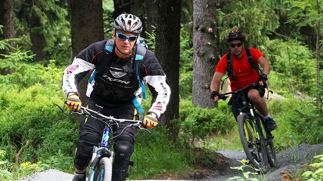 Jízda po dvou nových trasách Azur a Rubin na Klínovci nabízí sportovním i rekreačním jezdcům na horských kolech nebo koloběžkách úplně nový zážitek. Během přibližně půlhodinové jízdy serpentinami si může každý zvolit své tempo a užít si adrenalinového sjezdu po zpevněné cestě uprostřed divoké přírody.