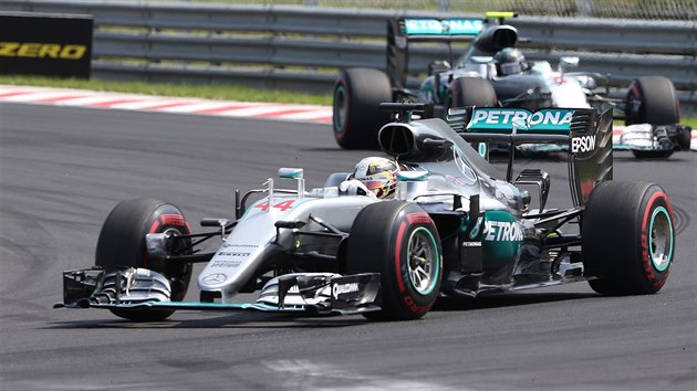SOUBOJ MERCEDES. V ele zvodu v Budapeti jede Lewis Hamilton ped tmovm kolegou z Mercedesu Nico Rosbergem.
