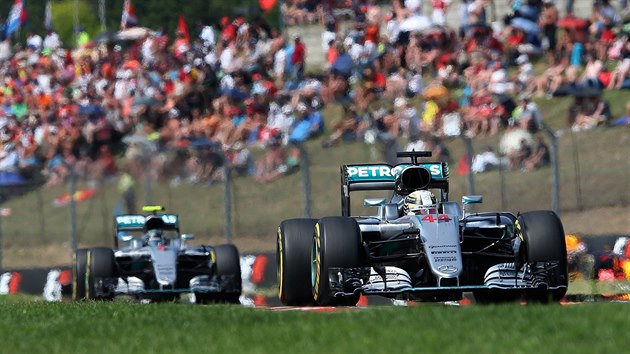 V ELE MERCEDESY. V ele zvodu v Budapeti jede Lewis Hamilton ped tmovm kolegou z Mercedesu Nico Rosbergem.