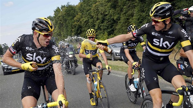 AMPASK NA TOUR. lenov tmu Sky oslavuj vtzstv svho ldra Chrise Froome na Tour de France.