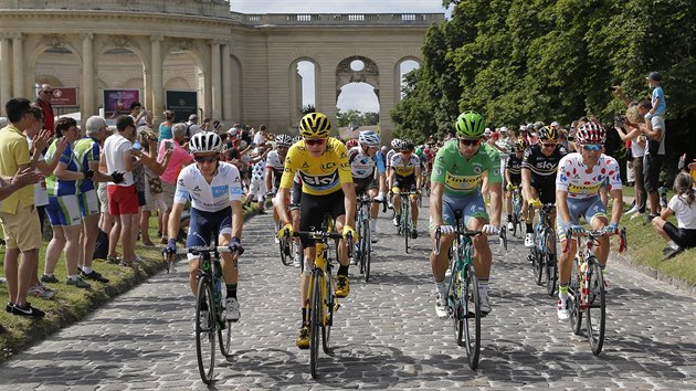 AMPIONI 2016. Nejlep zvodnci jednotlivch sout na leton Tour de France. Ve lutm absolutn vtz Chris Froome, v zelenm vtz bodovac soute Peter Sagan, v puntkovanm nejlep vrcha Rafal Majka a v blm nejlep jezdec do 25 let Adam Yates.