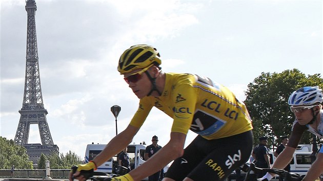 ŽLUTÝ DRES V PAŘÍŽI. Chris Froome potřetí v kariéře dovezl žlutý dres do Paříže. Letos navíc dokázal obhájit první místo na Tour de France z loňského roku. Poprvé zvítězil v roce 2013.