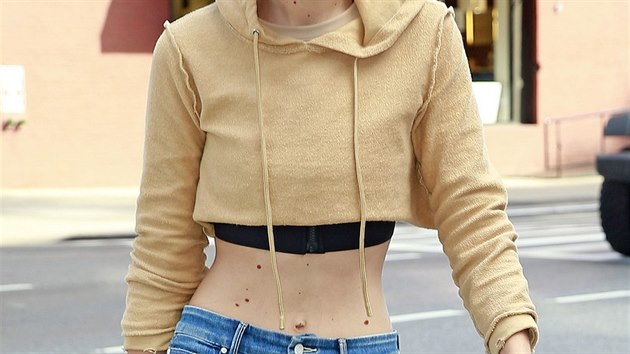 Modelka Gigi Hadidov si oblbila krtk vrky z teplkoviny.