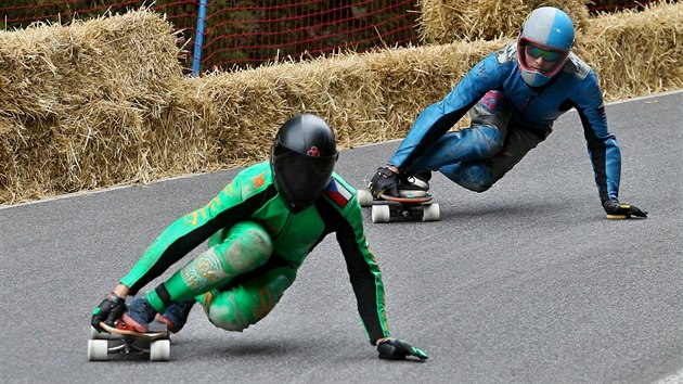 Sjezd longboardist z vrcholu Kozkova v eskm rji (23. ervence 2016).