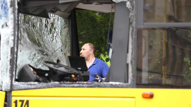 Při srážce trolejbusu s autobusem v Teplicích bylo zraněno 14 lidí (21.7.2016)