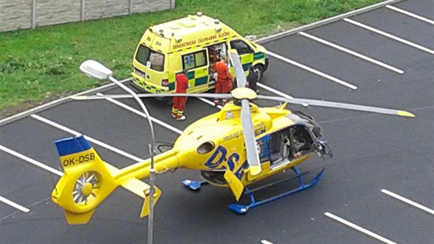U nehody trolejbusu s autobusem v Teplicích zasahoval také záchranářský vrtulník (21.7.2016)