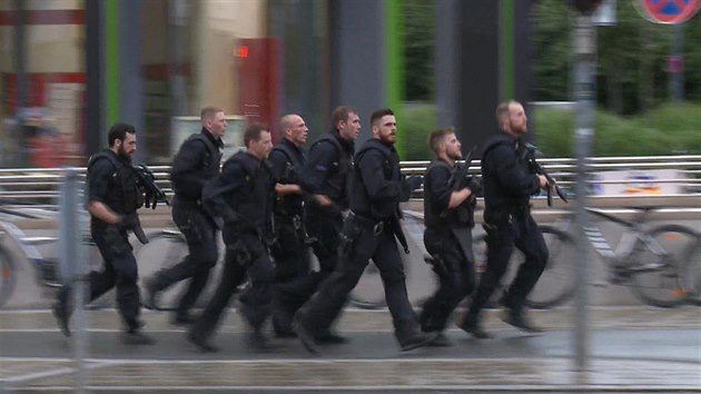 Nmecká policie pi zásahu u obchodního centra Olympia v Mnichov, kde se...