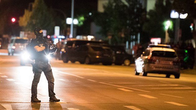 Policista hldkuje u obchodnho centra Olympia v Mnichov, kde se odpoledne stlelo (22.7.2016)