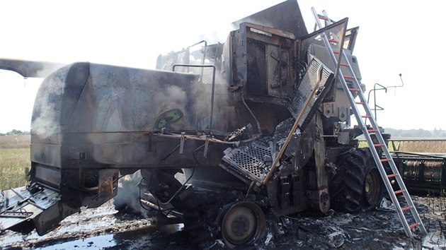 Požár kombajnu u Karviné. Stroj byl prakticky zničen, škoda se odhaduje na 3,5 milionu korun.