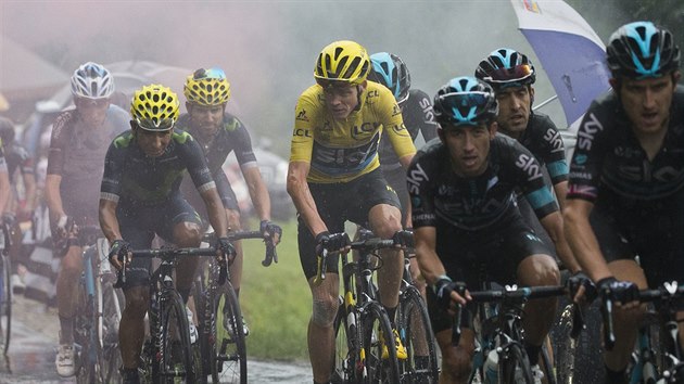 Chris Froome ve lutm dresu se svm tmem Sky bhem dvact etapy Tour de France.