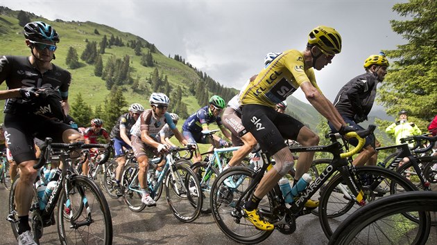 Ldr celkovho poad Chris Froome stoup bhem dvact etapy Tour de France.