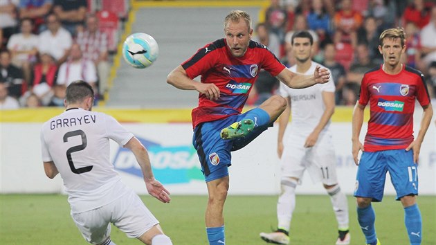 Daniel Kolář odehrává míč před bránícím Garou Garajevem v zápase Plzně s Karabachem.