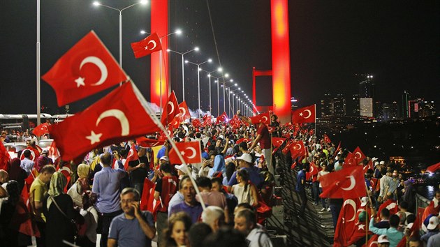 Demonstrace na podporu Erdogana v ulicch Istanbulu (21. ervence 2016)