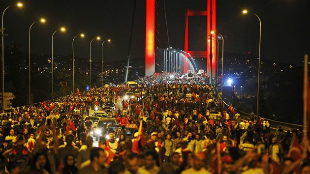 Demonstrace na podporu Erdogana v ulicch Istanbulu (21. ervence 2016)