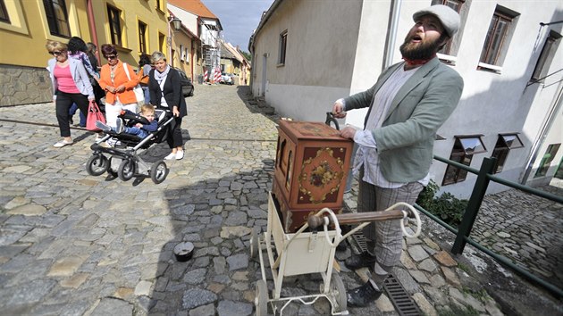 S flainetem na kolekch jako na korku  takhle koncertoval imon Svoboda v ulikch idovskho msta v Tebi.