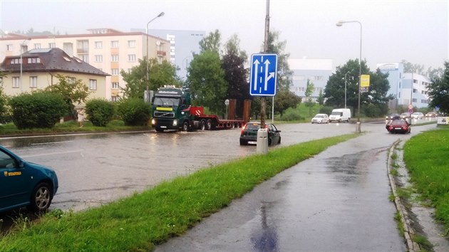Klatovy zastihla prtr mraen, kter trvala asi 20 minut. Voda zaplavila v jednom smru ulici Plzesk na kiovatce s Hbitovn (26. ervence 2016).