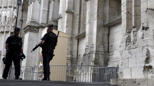 V pask katedrle Notre-Dame se konala me na pamtku zavradnho knze (27. ervence 2016).