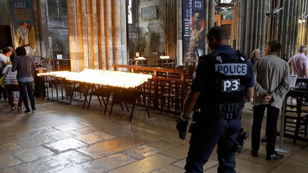 V pask katedrle Notre-Dame se konala me na pamtku zavradnho knze (27. ervence 2016).