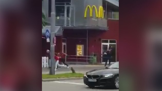 Stelce u restaurace McDonalds zachytil svdek na mobiln telefon