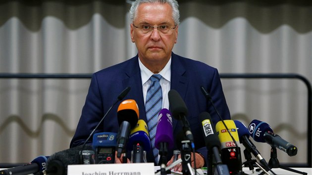 bavorský ministr vnitra Joachim Herrmann na tiskové konferenci k útoku v Ansbachu (25. července 2016)