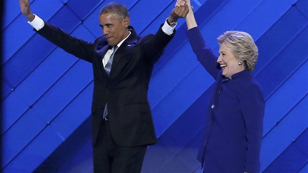 Americký prezident Barack Obama a kandidátka demokratů na prezidentskou funkci Hillary Clintonová na třetí noci nominačního sjezdu demokratů ve Filadelfii (28. července 2016)