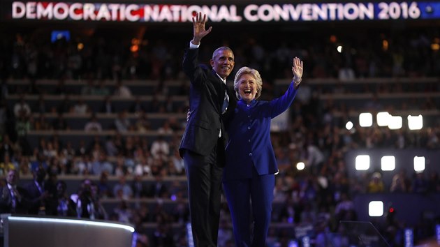 Americk prezident Barack Obama a kandidtka demokrat na prezidentskou funkci Hillary Clintonov na tet noci nominanho sjezdu demokrat ve Filadelfii (28. ervence 2016)