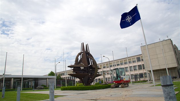 Pesun symbolu NATO od staré centrály v Bruselu k novému sídlu