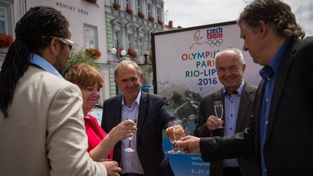 Vstavu olympijskch snmk fotograf vydavatelstv MAFRA zahjili ve Vodanech starosta Vclav Heman (uprosted) a generln editel spolenosti Vodansk kue Milan ha (druh zprava). (28. ervence 2016)