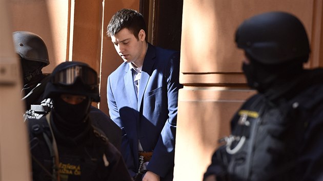 Američan Kevin Dahlgren přijíždí do budovy brněnského krajského soudu, který vynesl rozsudek v jeho kauze. Dahlgren dostal doživotní trest za čtyřnásobnou vraždu v Brně-Ivanovicích v roce 2013. (20. července 2016)
