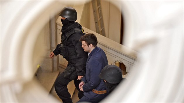 Policejní eskorta přivádí Kevina Dahlgrena do budovy brněnského krajského soudu, který vynesl rozsudek v jeho kauze. Dahlgren dostal doživotní trest za čtyřnásobnou vraždu v Brně-Ivanovicích v roce 2013. (20. července 2016)