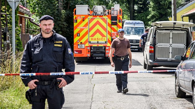 Policisté zastřelili muže, jenž v Ostravě při soudním vystěhování postřelil exekutora, ženu, která jej doprovázela, a policistu. (20. července 2016)