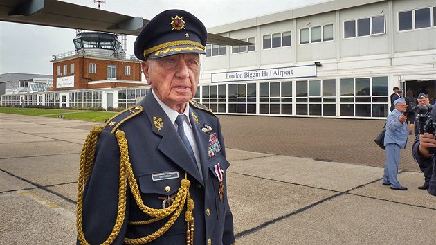 Veterán RAF Emil Boček před svým letem na anglickém letišti Biggin Hill (21. července 2016)