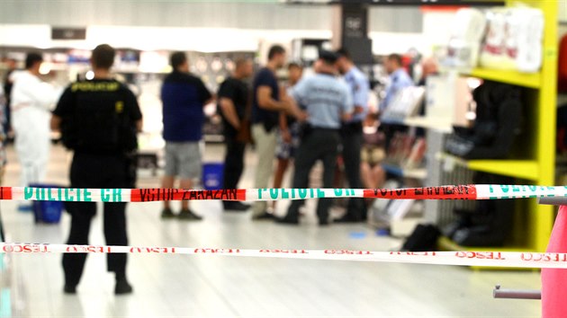 V obchodním centru na pražském Smíchově ve čtvrtek odpoledne zemřela žena na následky potyčky, do které se dostala s jinou ženou. Tu na místě zadrželi policisté. (21. července 2016)