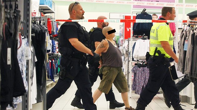 V obchodním centru na pražském Smíchově zemřela žena, kterou ubodala mladší útočnice. Tu na místě zadrželi policisté (na snímku). (21. července 2016)