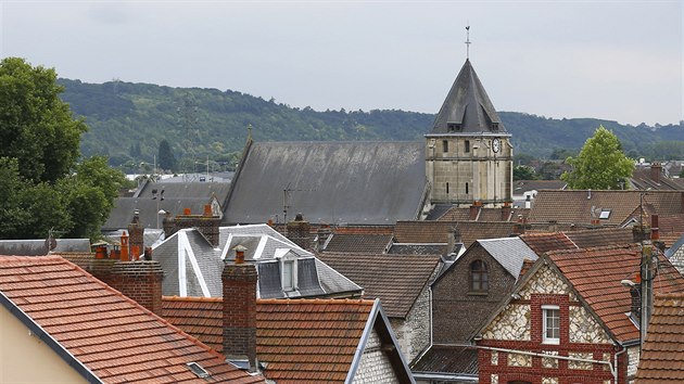 Policisté uzavřeli okolí kostela ve francouzském Saint-Etienne-du-Rouvray (na snímku), kde dva islamisté zabili místního kněze. (26. července 2016)