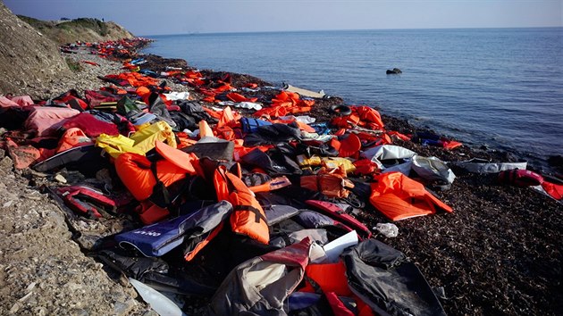 Balknsk trasa zanala v ecku, kam migranti zpravila piplouvali z Turecka. Na ostrov Lesbos byly jet v listopadu k vidn pohzen zchrann vesty, kter tam lid nechvali. Dky dohod mezi EU a Tureckem u do ecka piplouv migrant mnohem mn.