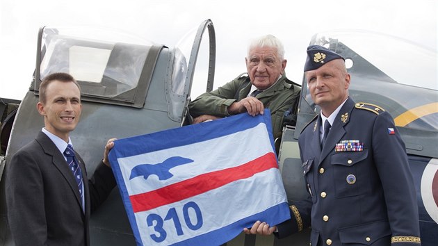 Veterán RAF Emil Boček se po několika desetiletích opět v Anglii proletěl ve stíhacím letounu Spitfire (21. července 2016).