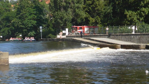 Na jezu u Mrzkova mlna v eskm Krumlov se otoila lo se dvma turistkami.