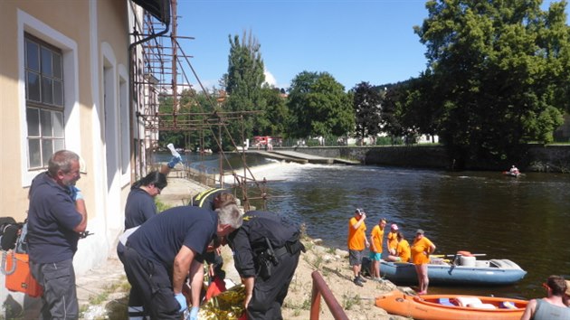 Na jezu u Mrzkova mlna v eskm Krumlov se otoila lo se dvma turistkami