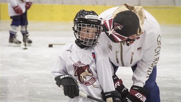 Martin Hanzal rad malmu hokejistovi.