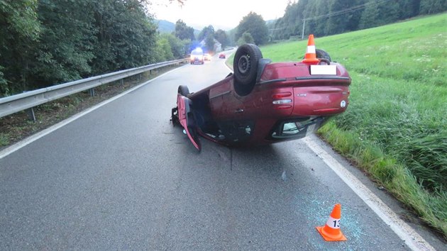 Opil idika narazila u Chrobol do svodidel, od kterch se auto odrazilo a skonilo na stee.