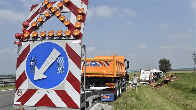 Provoz na D2 na 48. kilometru ve smru na Brno zastavila nehoda kamionu a dvou voz silni. Kvli zrannm na mst pistl vrtulnk zchran. (25.7.2016)