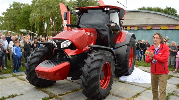 Traktor z brnnsk firmy Zetor Tractors vytvoil na poli u msta Paneveys obrovsk litevsk sttn znak. Malba o rozloze pes 20 hektar usiluje o zaazen do Guinessovy knihy rekord.