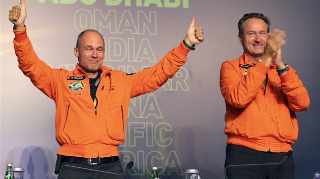 Bertrand Piccard a André Borschberg po úspěšném dokončení obletu zeměkoule v letounu Solar Impulse 2 na letišti v Abú Zabí 26.7.2016.