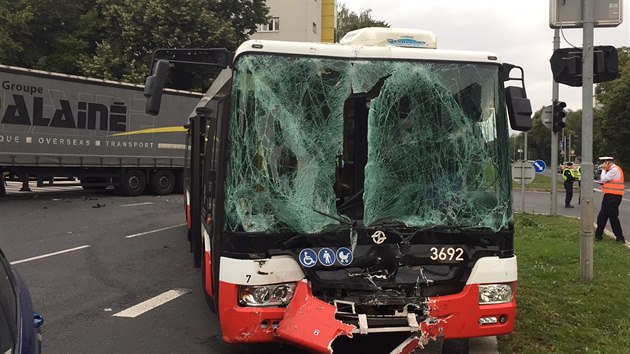 V Patokov ulici v Praze se srazil autobus s kamionem (22. ervence 2016).