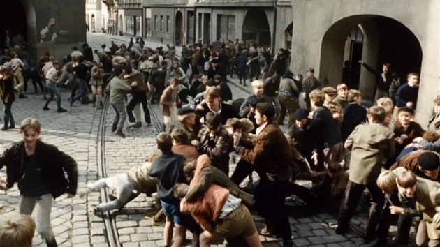 Scéna z filmu Záhada hlavolamu z roku 1993 režiséra Petra Kotka. Záběr pochází z dnešní ulice Pekařská v centru Olomouce.
